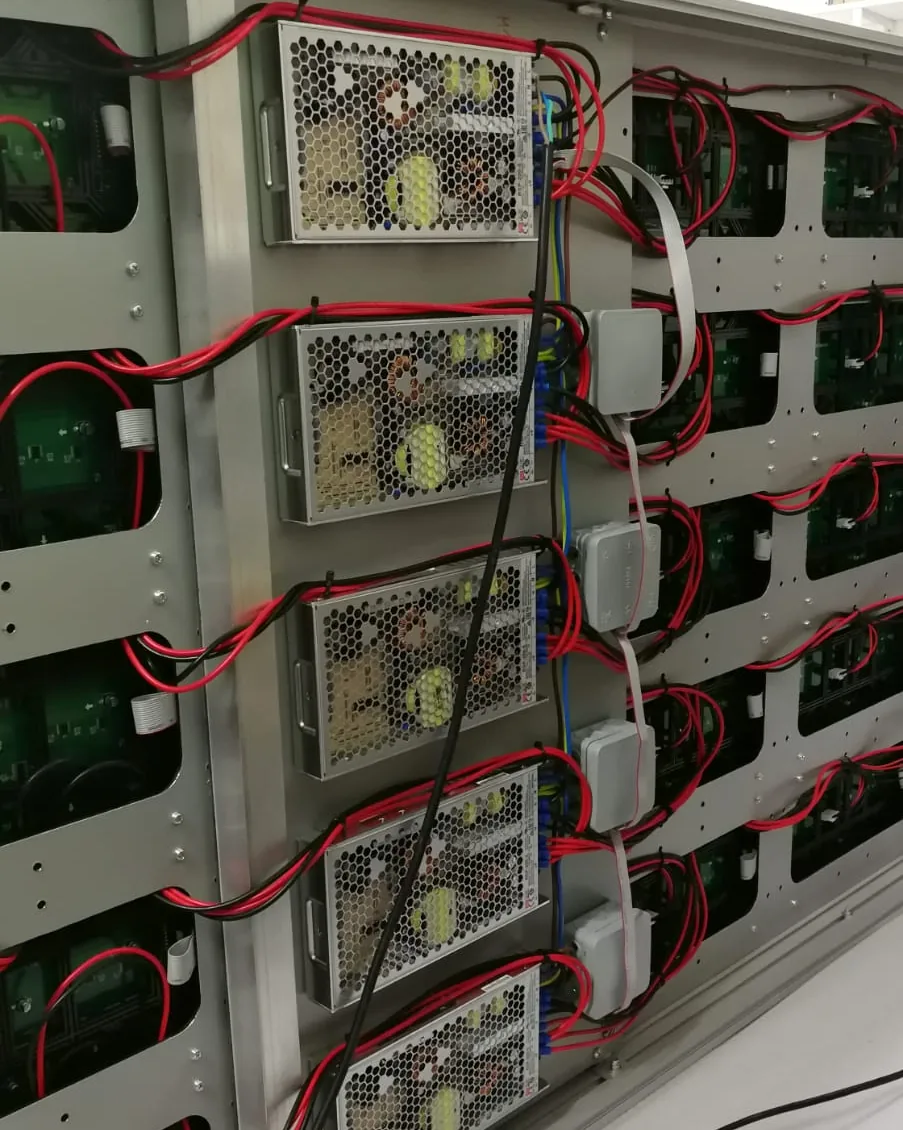 Aluminium structure carrying LED screen panels and their power supplies with AC delay devices