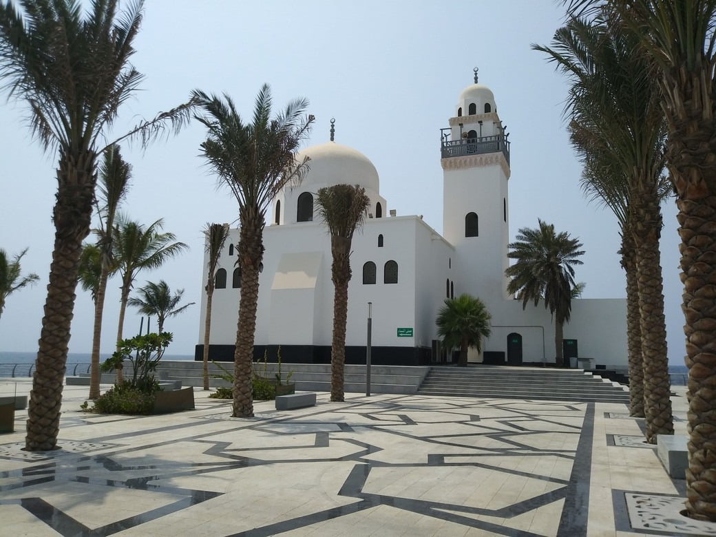 White mosque surrounded by palm trees, scenarion of 88th National Day celebration in Jeddah, Saudi Arabia.