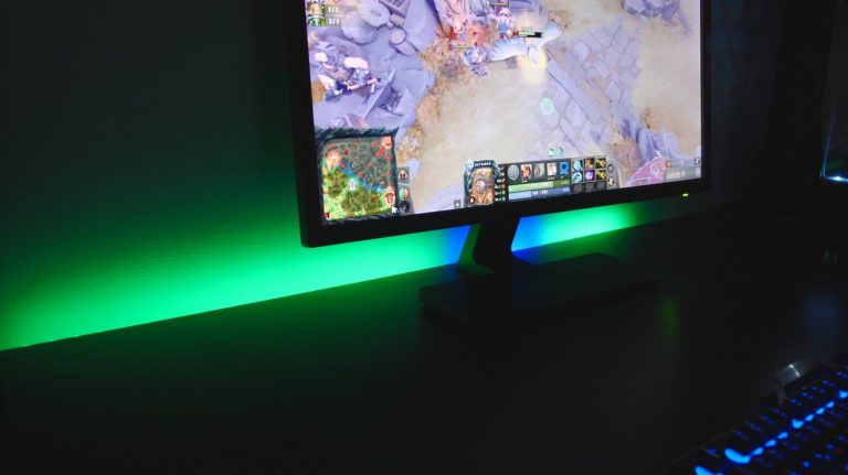 DOTA 2 feat. REACTIVO - health bar is projected on the wall behind the desk